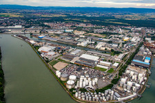 Kaianlagen und Schiffs- Anlegestellen am Hafenbecken des Binnenhafen Rheinauhafen am Rhein im Ortsteil Rheinau in Mannheim im Bundesland Baden-Württemberg, Deutschland