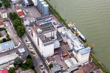 Gebäude und Produktionshallen auf dem Werksgelände des Chemieproduzenten Trumpler GmbH & Co. KG, Chemische Fabrik am Rhein-Ufer in Worms im Bundesland Rheinland-Pfalz, Deutschland