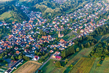 Dorf - Ansicht am Rande von landwirtschaftlichen Feldern und Nutzflächen in Sippersfeld im Bundesland Rheinland-Pfalz, Deutschland