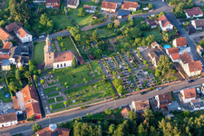 Grabreihen auf dem Gelände des Friedhofes bei der Kirche in Sippersfeld im Bundesland Rheinland-Pfalz, Deutschland