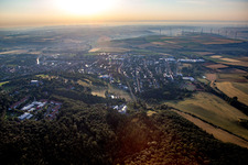 Ortsansicht der Straßen und Häuser der Wohngebiete in Kirchheimbolanden im Bundesland Rheinland-Pfalz, Deutschland