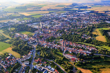 Breitstraße und kathol. Kirche St. Peter in Kirchheimbolanden im Bundesland Rheinland-Pfalz, Deutschland
