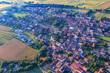 Dorzentrum mit Mauritiuskirche in Morschheim im Bundesland Rheinland-Pfalz, Deutschland