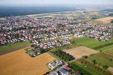 Ortsansicht der Straßen und Häuser der Wohngebiete in Einhausen im Ortsteil Grosshausen im Bundesland Hessen, Deutschland