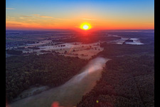 Sonnenaufgang im Otterbachtal mit Morgendunst in Kandel im Bundesland Rheinland-Pfalz, Deutschland aus der Vogelperspektive