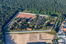 Gefängnis- Gelände und Sicherheitsumzäunung der Justizvollzugsanstalt Justizvollzugsanstalt Jugendstrafanstalt Schifferstadt in Schifferstadt im Bundesland Rheinland-Pfalz, Deutschland