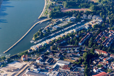 Wohnbebauung am Ufer des ehemaligen Hafenbeckens am Rhein Hafenstraße gegenüber von Sea-Live in Speyer im Bundesland Rheinland-Pfalz, Deutschland