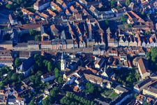 Historische Altstadt mit Maximilianstraße mit Dreifaltigkeitskirche und Heiliggeistkirche aus Norden in Speyer im Bundesland Rheinland-Pfalz, Deutschland