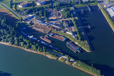 Frachtschiffe und Jachten am Neuen Rheinhafen in Speyer im Bundesland Rheinland-Pfalz, Deutschland