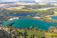 Waldgebiete am Ufer der Seen Hardtsee Landgraben, Alter Baggersee und Badesee Huttenheim in Philippsburg im Bundesland Baden-Württemberg, Deutschland