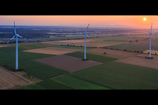 Minfelder Windpark bei Sonnenuntergang im Bundesland Rheinland-Pfalz, Deutschland