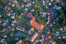 Luftaufnahme von Kirchengebäude der Christkönigskirche im Altstadt- Zentrum der Innenstadt in Hauenstein im Bundesland Rheinland-Pfalz, Deutschland