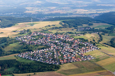 Dorf - Ansicht am Rande von landwirtschaftlichen Feldern und Nutzflächen in Martinshöhe im Bundesland Rheinland-Pfalz, Deutschland