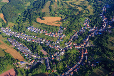 Dunzweilerstraße mit Römerweiher in Dittweiler im Bundesland Rheinland-Pfalz, Deutschland