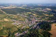 Dorf - Ansicht am Rande von landwirtschaftlichen Feldern und Nutzflächen in Dittweiler im Bundesland Rheinland-Pfalz, Deutschland