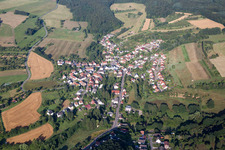 Dorf - Ansicht am Rande von landwirtschaftlichen Feldern und Nutzflächen in Frohnhofen im Bundesland Rheinland-Pfalz, Deutschland
