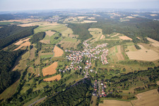 Luftbild von Dorf - Ansicht am Rande von landwirtschaftlichen Feldern und Nutzflächen in Frohnhofen im Bundesland Rheinland-Pfalz, Deutschland