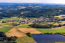 Dorf - Ansicht am Rande von landwirtschaftlichen Feldern und Nutzflächen hinter Solarfeld im Ortsteil Reitscheid in Freisen im Bundesland Saarland, Deutschland