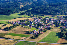 Dorf - Ansicht am Rande von landwirtschaftlichen Feldern und Nutzflächen im Ortsteil Reitscheid in Freisen im Bundesland Saarland, Deutschland