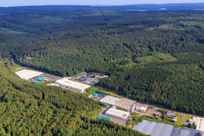 Industriegebiet Am Sauerbrunnen mit Markengetränke Schwollen GmbH und  Hochwald Sprudel Schupp GmbH im Bundesland Rheinland-Pfalz, Deutschland