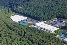 Luftbild von Industriegebiet Am Sauerbrunnen mit Markengetränke Schwollen GmbH und  Hochwald Sprudel Schupp GmbH im Bundesland Rheinland-Pfalz, Deutschland
