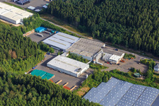 Luftaufnahme von Industriegebiet Am Sauerbrunnen mit Markengetränke Schwollen GmbH und  Hochwald Sprudel Schupp GmbH im Bundesland Rheinland-Pfalz, Deutschland