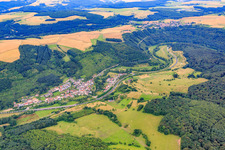 Dorf - Ansicht am Rande von landwirtschaftlichen Feldern und Nutzflächen im Lautertal in Heinzenhausen im Bundesland Rheinland-Pfalz, Deutschland