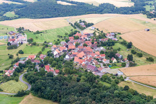Dorf - Ansicht am Rande von landwirtschaftlichen Feldern und Nutzflächen in Seelen im Bundesland Rheinland-Pfalz, Deutschland