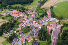 Dorf - Ansicht am Rande von landwirtschaftlichen Feldern und Nutzflächen in Reichsthal im Bundesland Rheinland-Pfalz, Deutschland