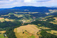 Dorfansicht aus Südwesten Im Hintegrund der Donnersberg in Schweisweiler im Bundesland Rheinland-Pfalz, Deutschland