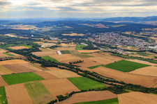 Stadtansicht jenseits des Seltenbach von Südosten in Eisenberg im Bundesland Rheinland-Pfalz, Deutschland