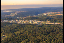 Luftaufnahme von Gewerbegebiet Karlsruher Straße von Norden im Ortsteil Brötzingen in Pforzheim im Bundesland Baden-Württemberg, Deutschland