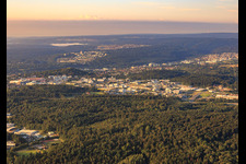 Schrägluftbild von Gewerbegebiet Karlsruher Straße von Norden im Ortsteil Brötzingen in Pforzheim im Bundesland Baden-Württemberg, Deutschland