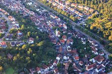 Mühlstraße mit evang. Kirche in Ispringen im Bundesland Baden-Württemberg, Deutschland