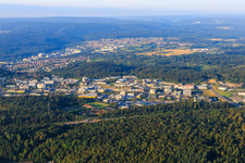 Gewerbegebiet Karlsruher Straße jenseits der A8 von Norden im Ortsteil Brötzingen in Pforzheim im Bundesland Baden-Württemberg, Deutschland