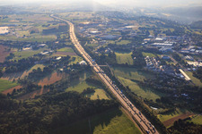 Autobahn Stau über Pforzheim auf der A8 im Ortsteil Nordstadt im Bundesland Baden-Württemberg, Deutschland