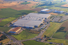 A8 Ausfahrt Pforzheim Nord mit Amazon STR1 Logistikzentrum im Ortsteil Eutingen im Bundesland Baden-Württemberg, Deutschland