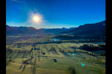 Luftbild von Wintermorgen im Isartal bei Lenggries im Ortsteil Schlegldorf im Bundesland Bayern, Deutschland