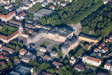 Gebäudekomplex im Schloßpark von Barock Schloss Bruchsal in Bruchsal im Bundesland Baden-Württemberg, Deutschland