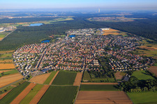 Luftbild von Stadtansicht aus Osten in Forst im Bundesland Baden-Württemberg, Deutschland