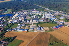 Industriegebiet an der Rasstätte Bruchsal der A5 von Nordosten in Forst im Bundesland Baden-Württemberg, Deutschland