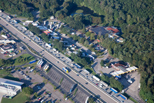 Autobahn Raststätte an der Verkehrsführung und den Fahrtrichtungen der BAB A5 (Serways Hotel Bruchsal West) in Forst im Bundesland Baden-Württemberg, Deutschland