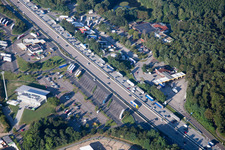 Luftbild von Autobahn Raststätte an der Verkehrsführung und den Fahrtrichtungen der BAB A5 (Serways Hotel Bruchsal West) in Forst im Bundesland Baden-Württemberg, Deutschland