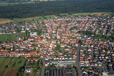 Ortsansicht der Straßen und Häuser der Wohngebiete in Hambrücken im Bundesland Baden-Württemberg, Deutschland
