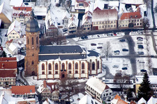 Winterlich schneebedeckte Kirchengebäude der kirche im Altstadt- Zentrum der Innenstadt in Kandel im Bundesland Rheinland-Pfalz, Deutschland