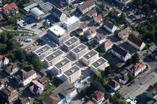 Drohnenbild von Gebäude- Ensemble- Baustellen zum Neubau eines Stadtquartiers 'Im Stadtkern' in Kandel im Bundesland Rheinland-Pfalz, Deutschland