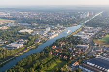 Ortschaft an den Uferbereichen des Main-Donau-Kanal im Ortsteil Schallershof in Erlangen im Ortsteil Steinforst im Bundesland Bayern, Deutschland