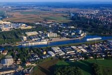 Flußkreuzfahrtschiffe am Hafen Erlangen am Main-Donau-Kanal im Ortsteil Industriehafen im Bundesland Bayern, Deutschland