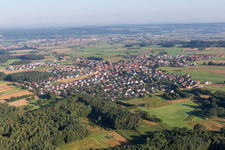 Dorf - Ansicht am Rande von landwirtschaftlichen Feldern und Nutzflächen in Langensendelbach im Bundesland Bayern, Deutschland