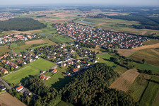 Dorf - Ansicht am Rande von landwirtschaftlichen Feldern und Nutzflächen in Heßdorf im Bundesland Bayern, Deutschland